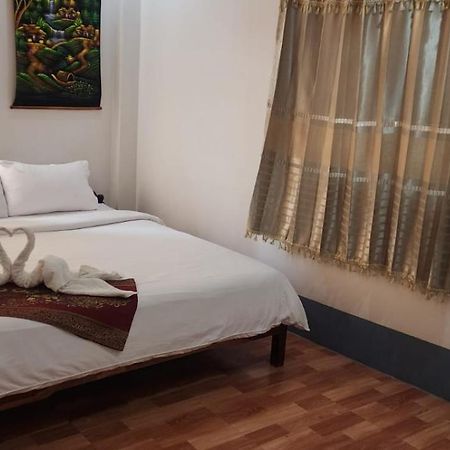 Thip Phavanh Guesthouse Muang Pakbèng Exteriör bild